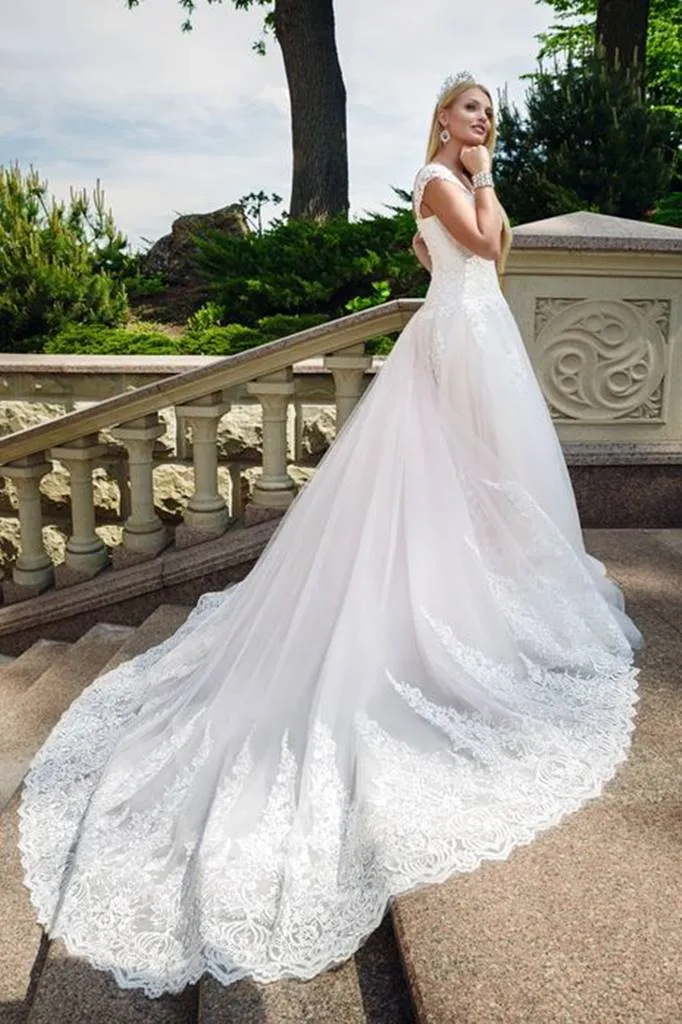 ---Very romantic wedding dress for chubby women that features an A-line silhouette and fitted lace bust, sweetheart neckline--