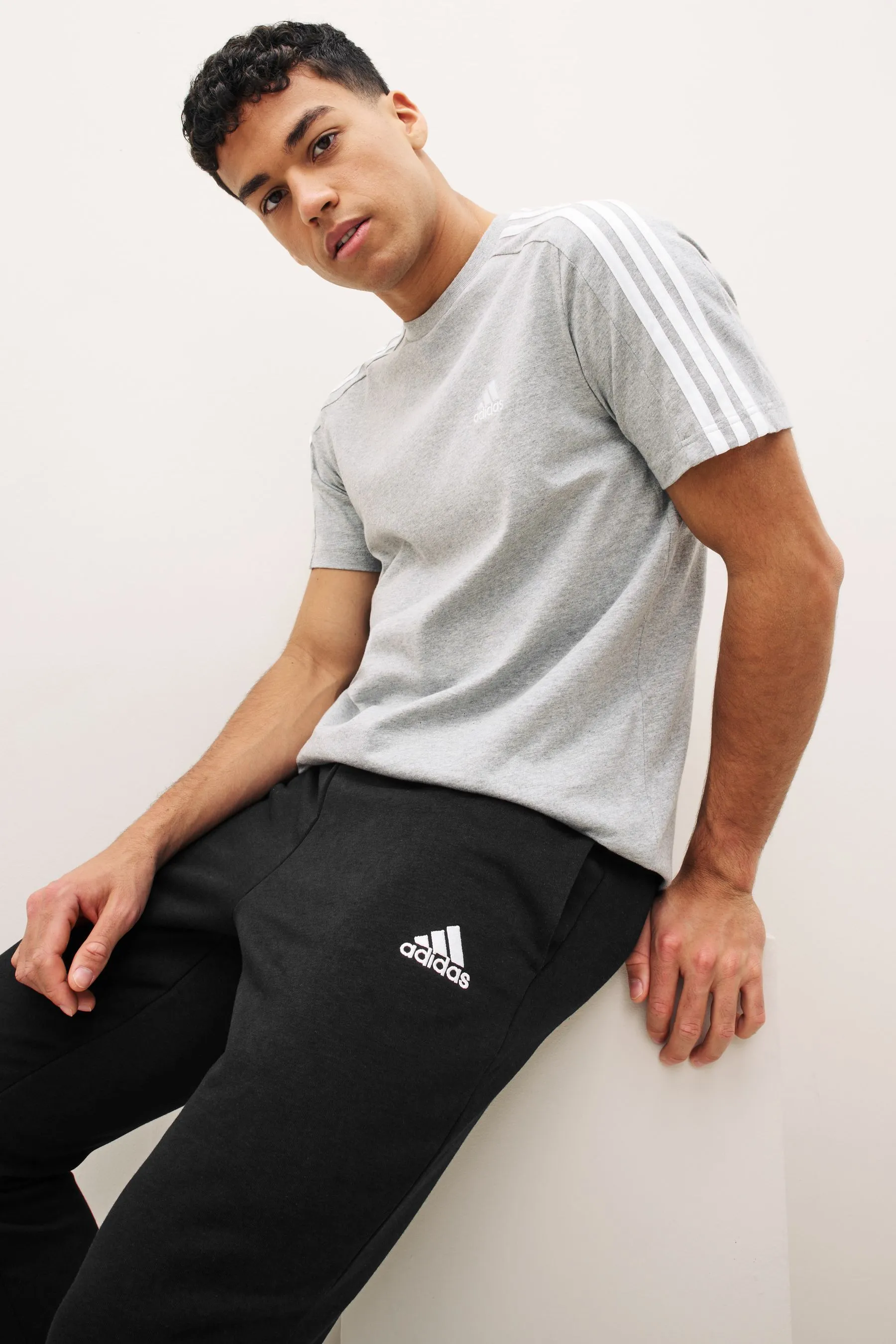 Adidas Must-have - T-shirt singola in jersey a 3 strisce