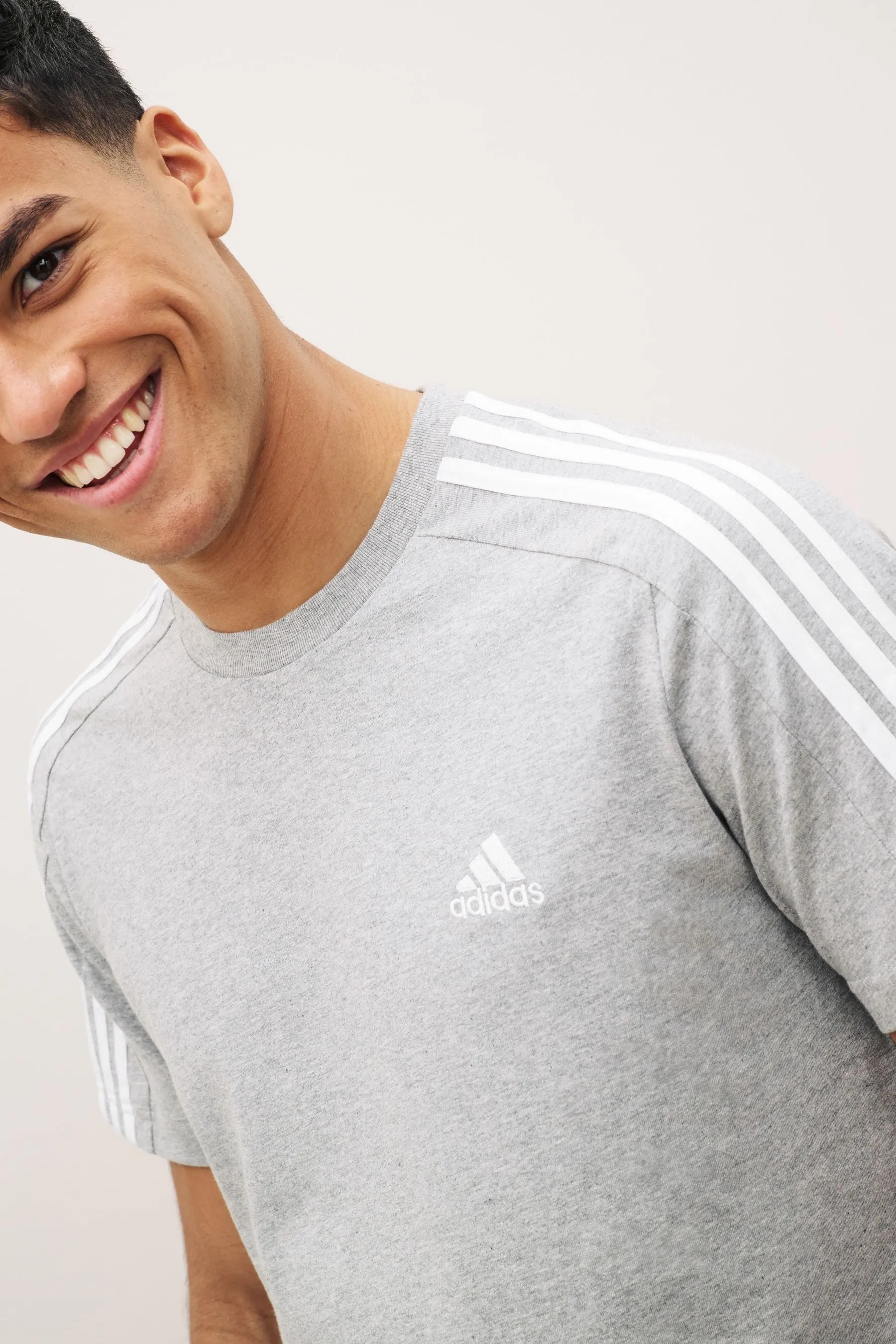 Adidas Must-have - T-shirt singola in jersey a 3 strisce